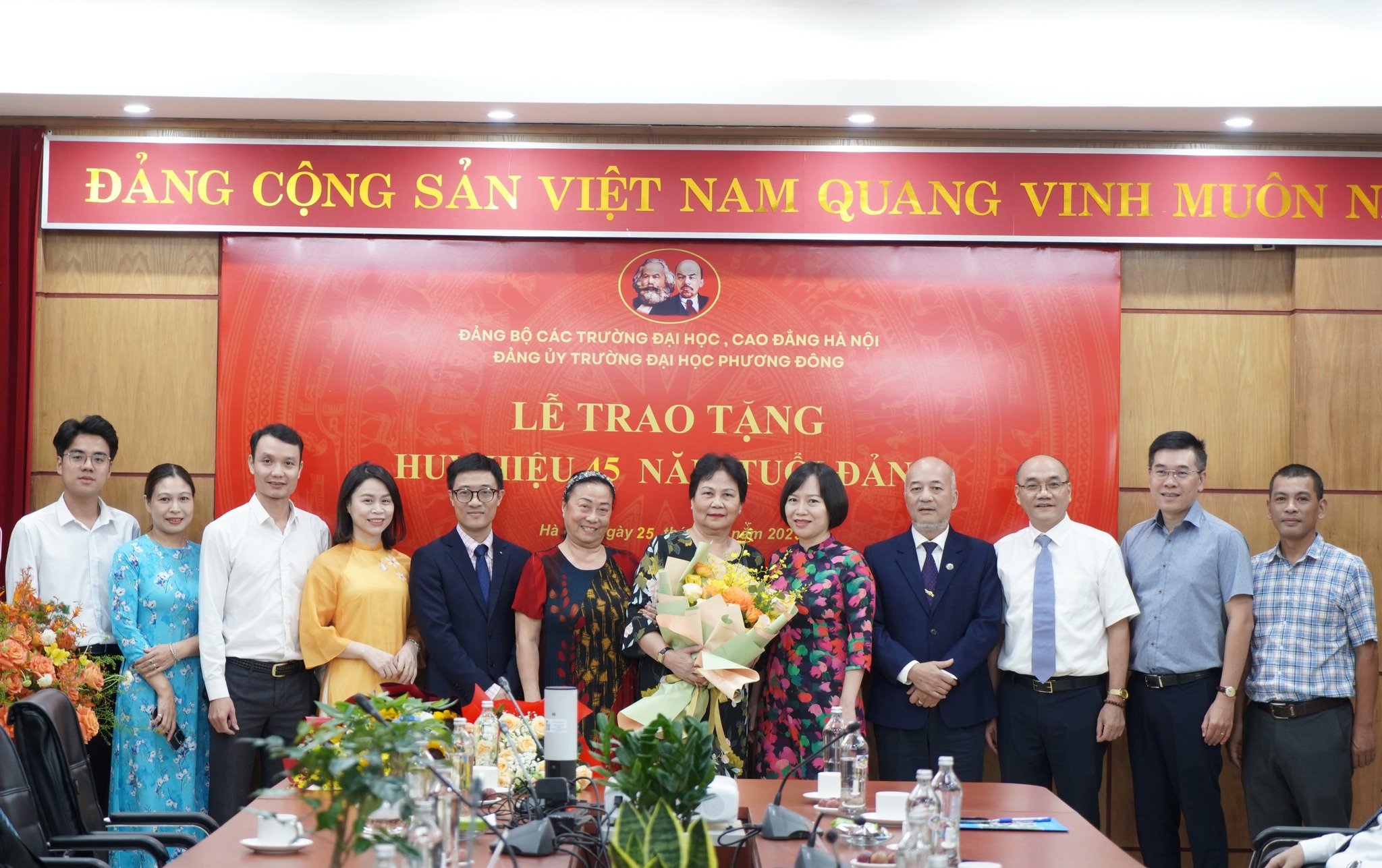 LỄ TRAO TẶNG HUY HIỆU 45 NĂM TUỔI ĐẢNG - ĐỒNG CHÍ ĐỖ THỊ HIỀN