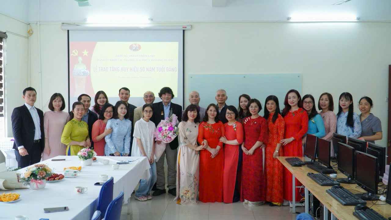 Lễ trao tặng huy hiệu 50 năm tuổi Đảng cho đảng viên Nguyễn Minh Dân – Đảng bộ Trường Đại học Phương Đông