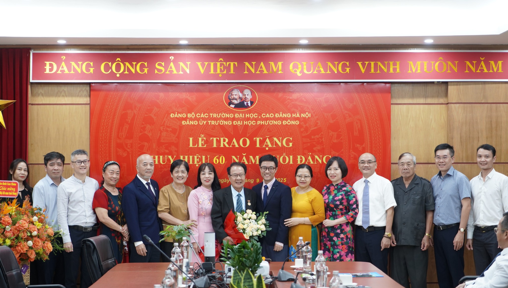 LỄ TRAO TẶNG HUY HIỆU 60 NĂM TUỔI ĐẢNG - ĐỒNG CHÍ MẠNH TRỌNG THÌN