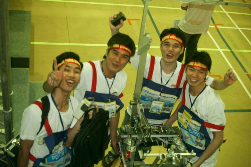 [video] CLB Robot khoa Cơ điện tử - Tham gia cuộc thi robot TDK 15 tại Đài Loan 2011