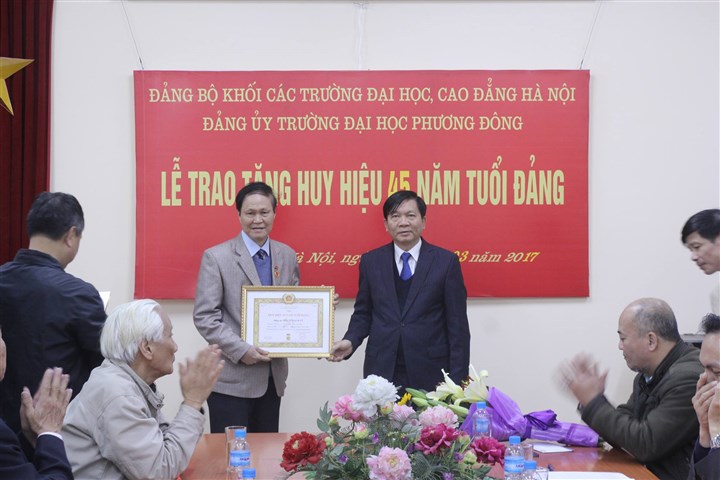 (CNSH) - Chúc mừng PGS.TS Nguyễn Kim Vũ - Chủ nhiệm Khoa, nhận huy hiệu 45 năm tuổi Đảng