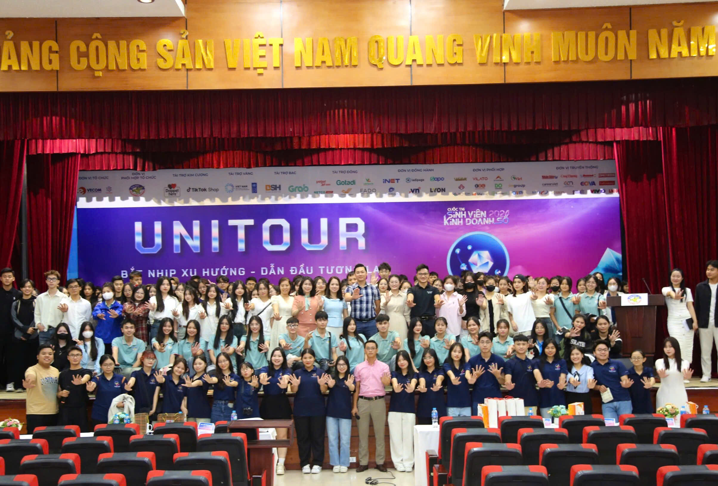 SINH VIÊN ĐẠI HỌC PHƯƠNG ĐÔNG HÀO HỨNG VỚI CHƯƠNG TRÌNH UNITOUR 2024 