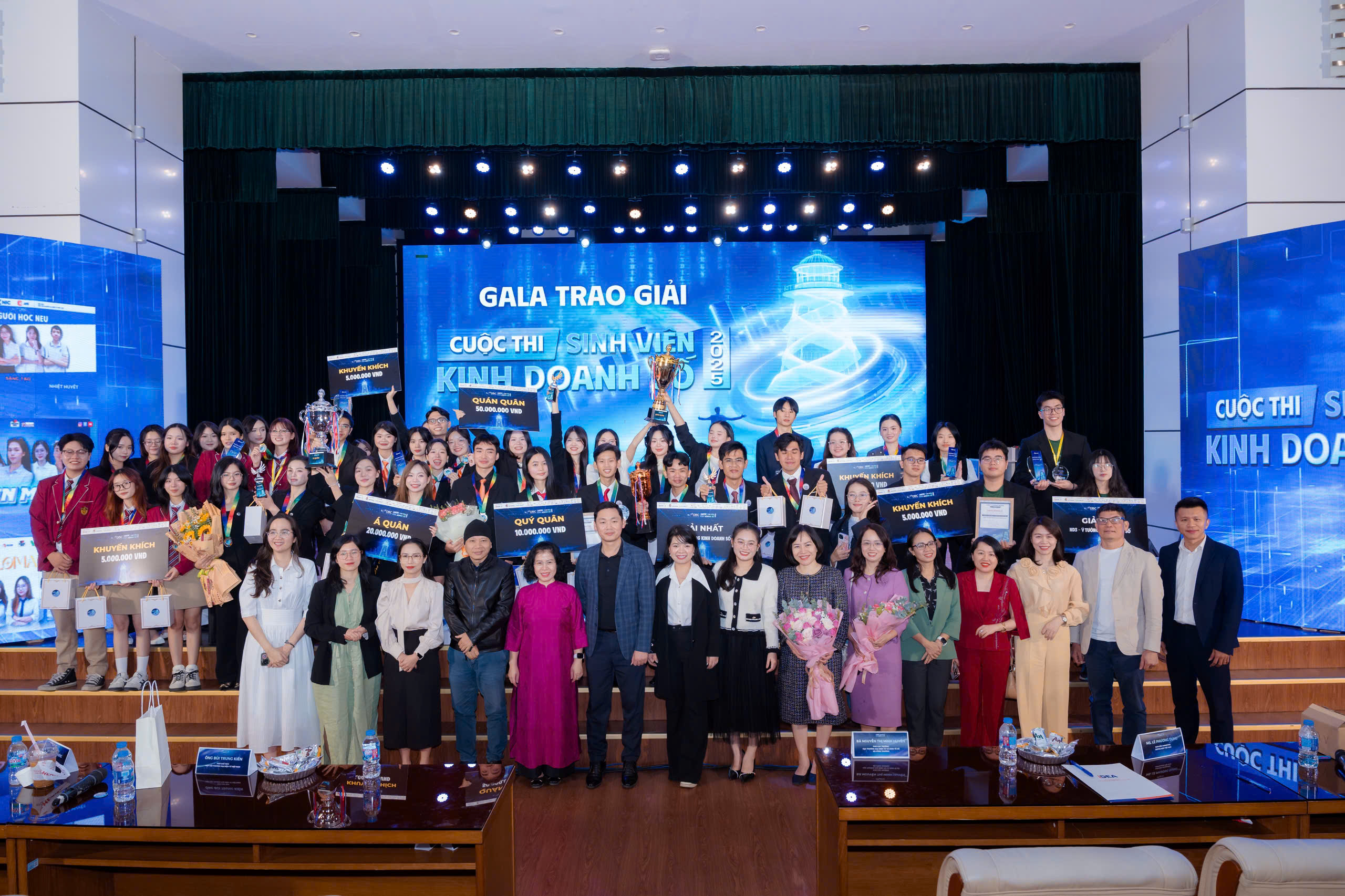 SINH VIÊN KHOA CÔNG NGHỆ THÔNG TIN VÀ TRUYỀN THÔNG – TRƯỜNG ĐẠI HỌC PHƯƠNG ĐÔNG XUẤT SẮC ĐẠT GIẢI Á QUÂN VÀ GIẢI KHUYẾN KHÍCH TẠI CUỘC THI SINH VIÊN KINH DOANH SỐ TOÀN QUỐC 2025