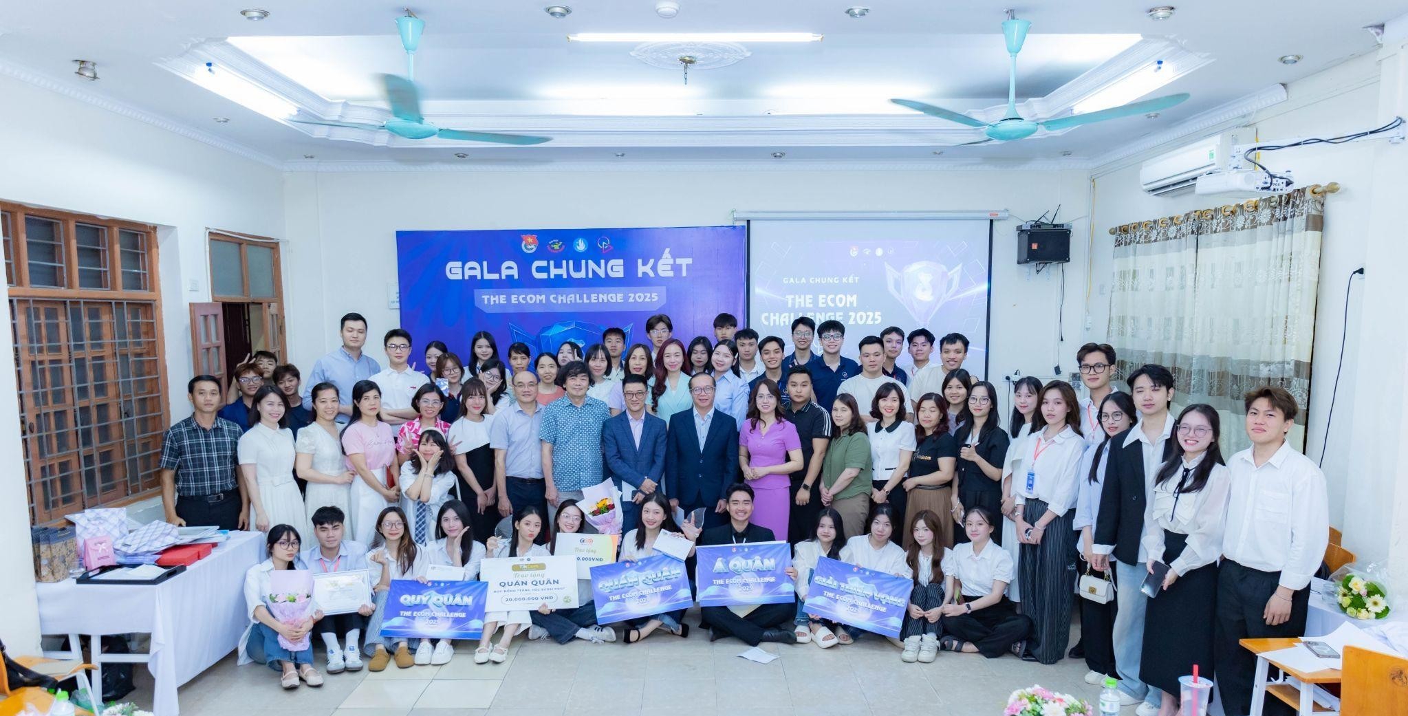 BÙNG NỔ ĐÊM GALA CHUNG KẾT CUỘC THI THE ECOM CHALLENGE 2025 – SỰ KIỆN ĐỈNH CAO CỦA SINH VIÊN NGÀNH THƯƠNG MẠI ĐIỆN TỬ