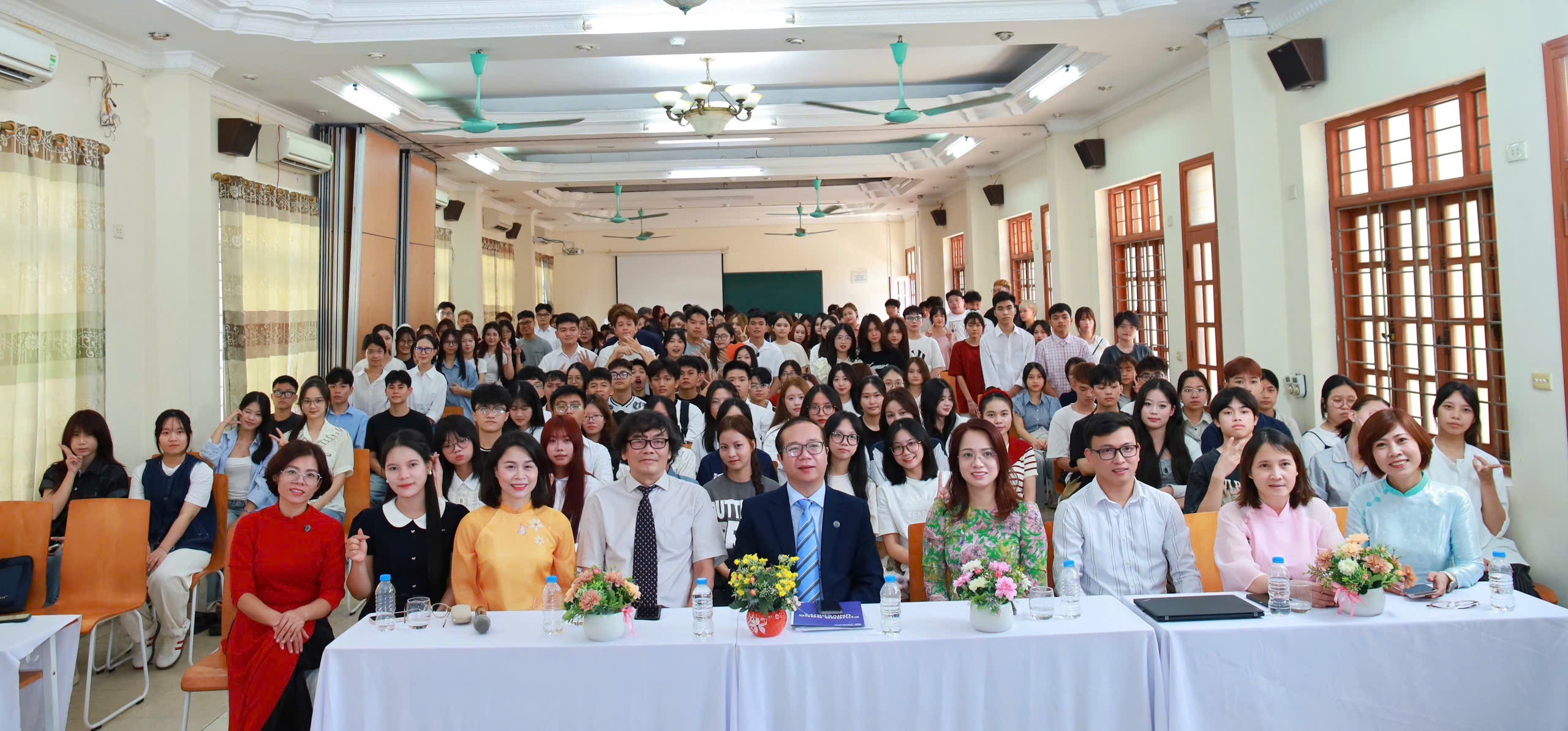 TÂN SINH VIÊN K32 KHOA CÔNG NGHỆ THÔNG TIN & TRUYỀN THÔNG – SẴN SÀNG HÀNH TRÌNH MỚI DƯỚI MÁI TRƯỜNG ĐẠI HỌC PHƯƠNG ĐÔNG