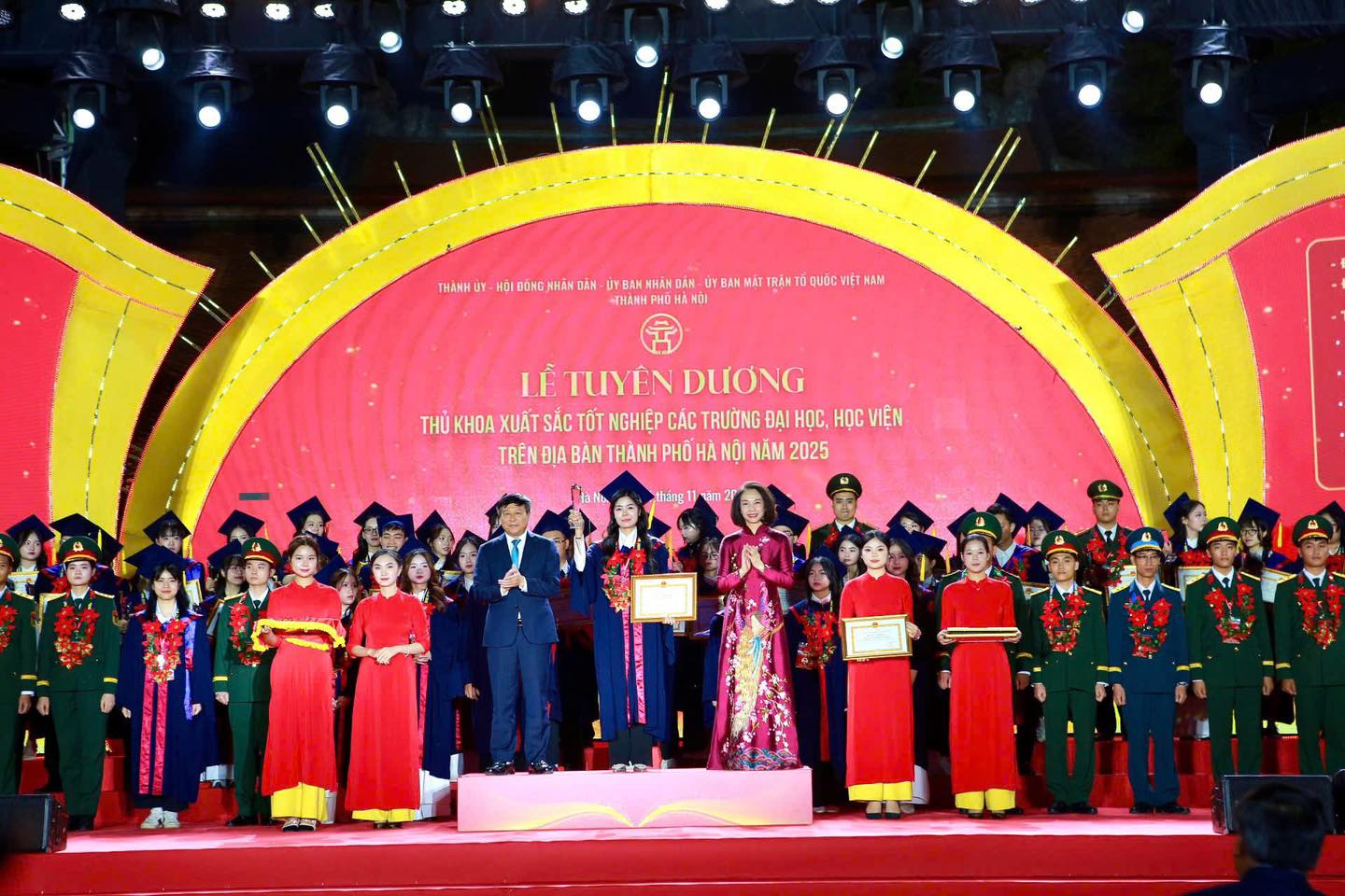 SINH VIÊN TRƯỜNG ĐẠI HỌC PHƯƠNG ĐÔNG ĐƯỢC XƯỚNG TÊN TRONG LỄ VINH DANH THỦ KHOA TỐT NGHIỆP XUẤT SẮC NĂM 2025 CỦA THÀNH PHỐ HÀ NỘI