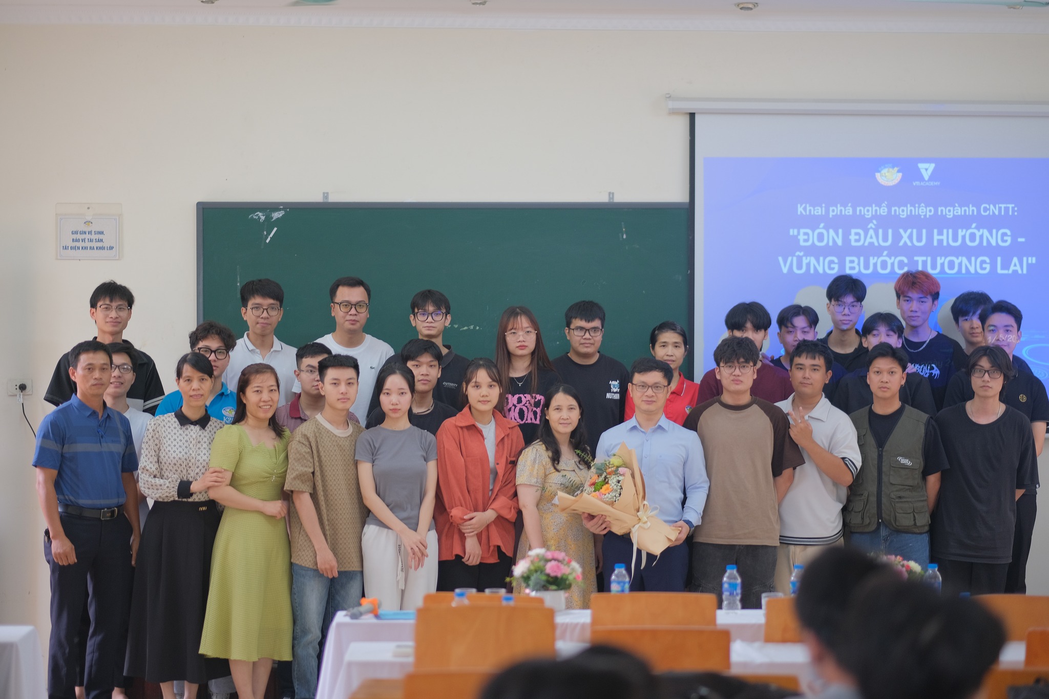 HỘI THẢO KHAI PHÁ NGHỀ NGHIỆP VỚI CHỦ ĐỀ “ĐÓN ĐẦU XU HƯỚNG – VỮNG BƯỚC TƯƠNG LAI”