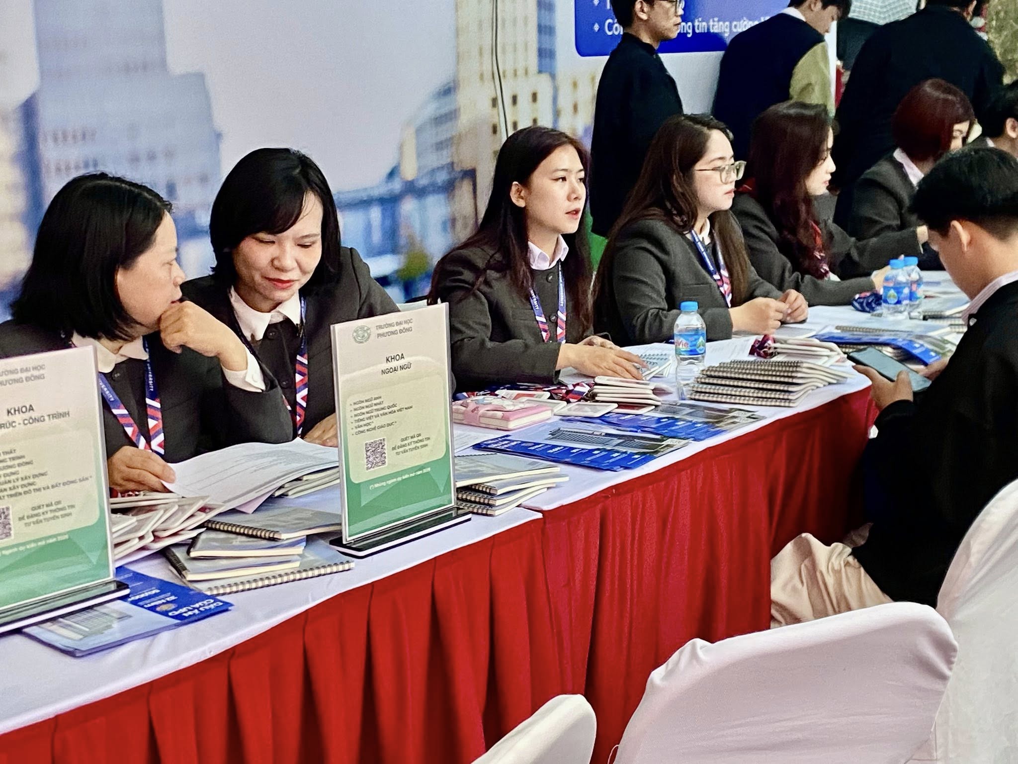 PHÒNG CÔNG TÁC SINH VIÊN ĐỒNG HÀNH CÙNG NGÀY HỘI TƯ VẤN TUYỂN SINH – HƯỚNG NGHIỆP 2026