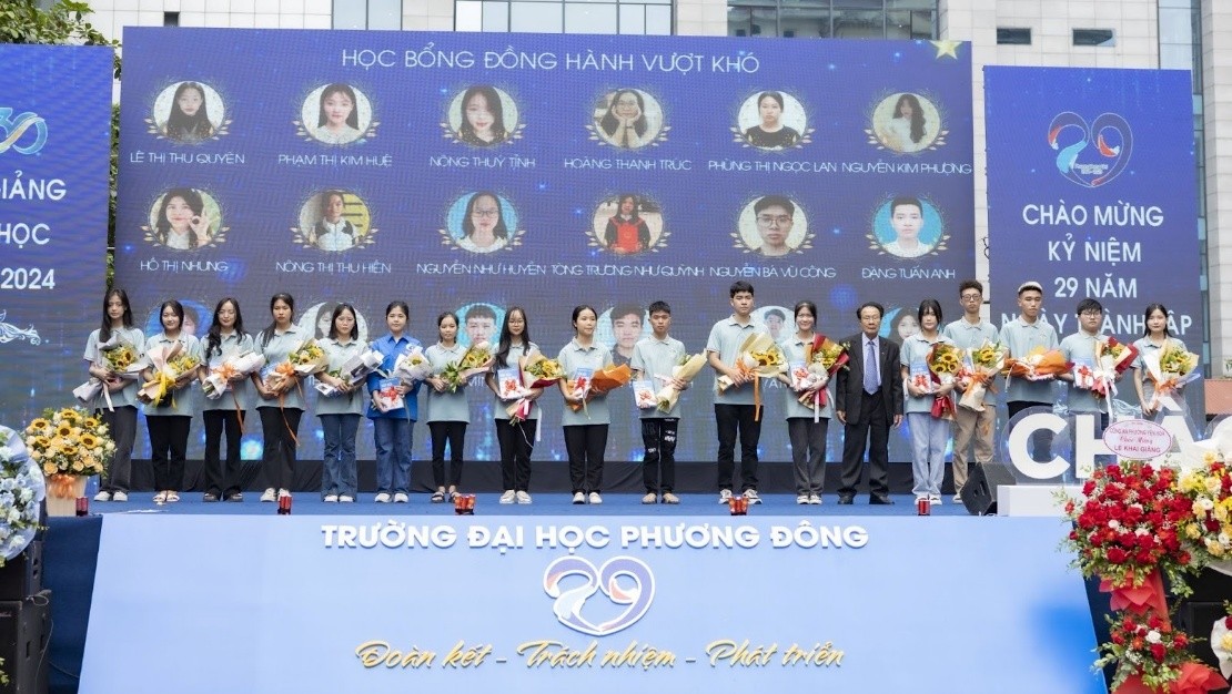 Sinh viên Trường Đại học Phương Đông có thu nhập thấp nhận được hỗ trợ tài chính